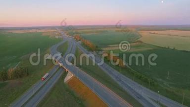 州际通勤交通过桥的空中透视图